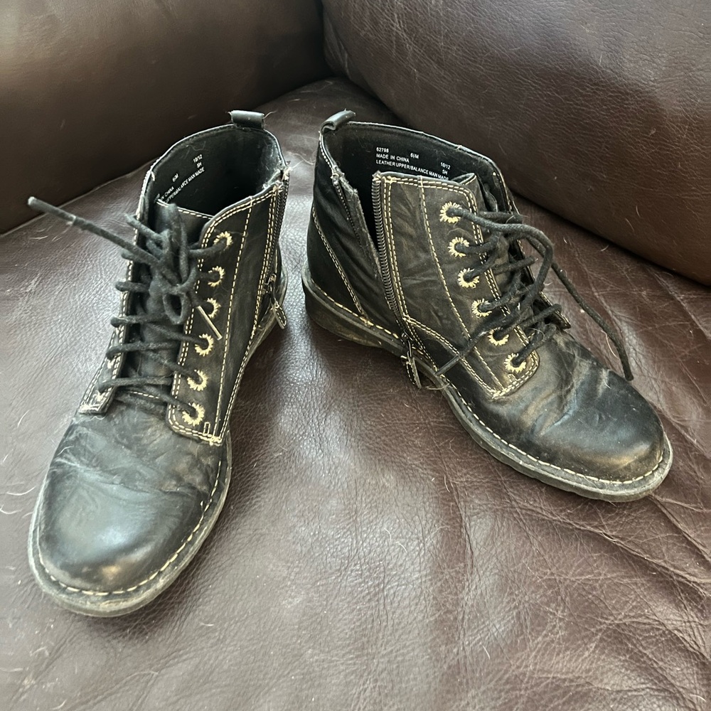 Women's Black Clarks shoes/boots 6.5